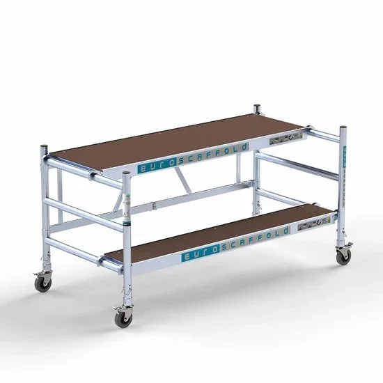 <p>Mobiilne tööplatvorm 'Ready' Euroscaffoldilt on mitmeküljene lahendus. Komplektis on kaks platvormi, üks laiusega 60 cm ja teine 30 cm. Need platvormid võib paigutada kõrvuti, saavutamaks platvormi laiuseks 90 cm. Või asetage 60 cm platvorm kolma